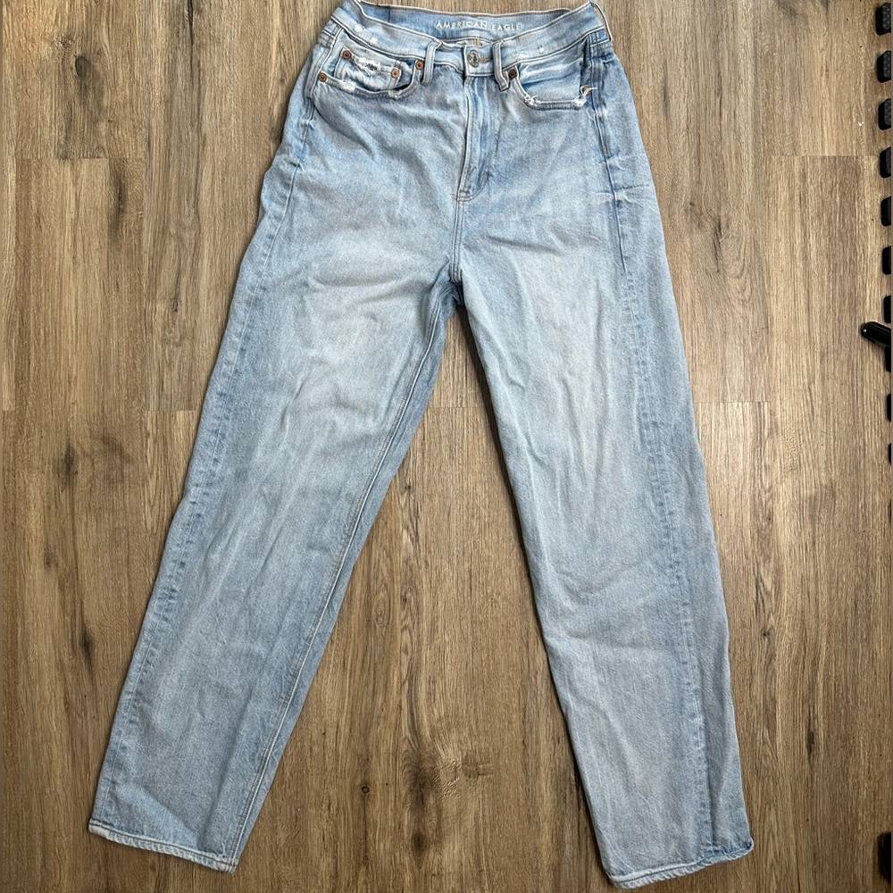 American Eagle Women's Light Wash High-Rise Mom
Jeans